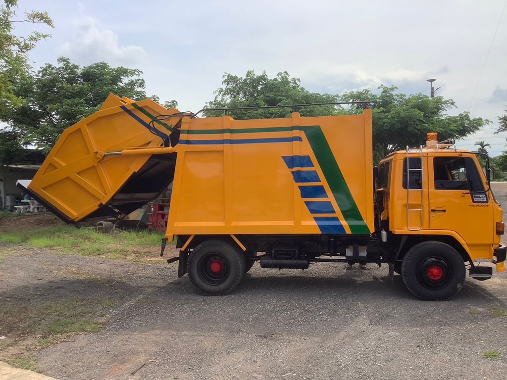 ISUZU Rocky 195แรงม้า รถบรรทุก 6ล้อ บรรทุกขยะ ปี2011