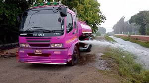 ISUZU Deca รถบรรทุก 6ล้อ บรรทุกน้ำ ISUZU Deca รถบรรทุก 6ล้อ บรรทุกน้ำ