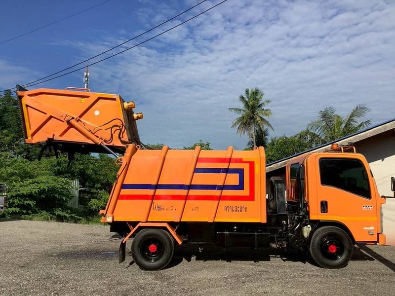ISUZU Nmr 130แรงม้า รถบรรทุก 6ล้อ บรรทุกขยะ ปี2014