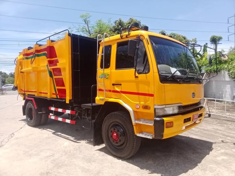 NISSAN UD นิสสัน 220แรงม้า รถบรรทุก 6ล้อ บรรทุกขยะ