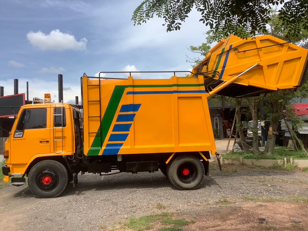 ISUZU Rocky 195แรงม้า รถบรรทุก 6ล้อ บรรทุกขยะ ปี2011