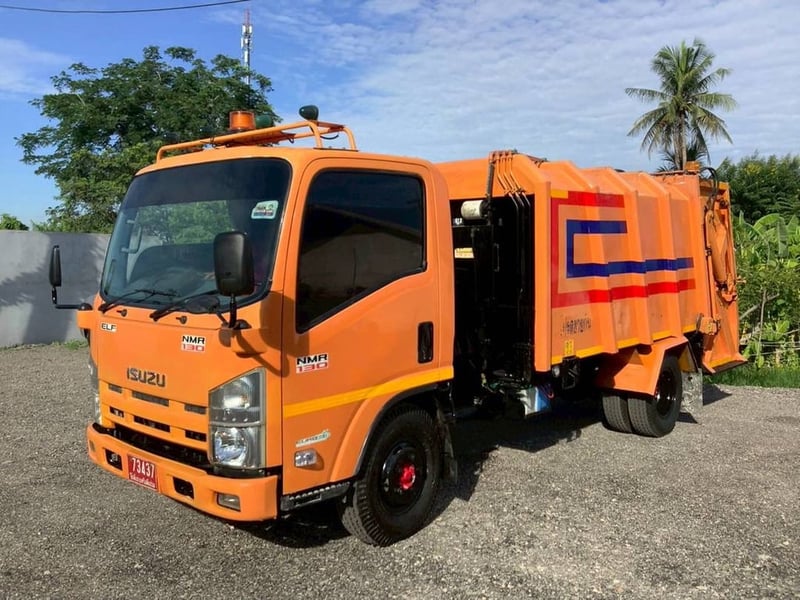 ISUZU Nmr 130แรงม้า รถบรรทุก 6ล้อ บรรทุกขยะ ปี2014