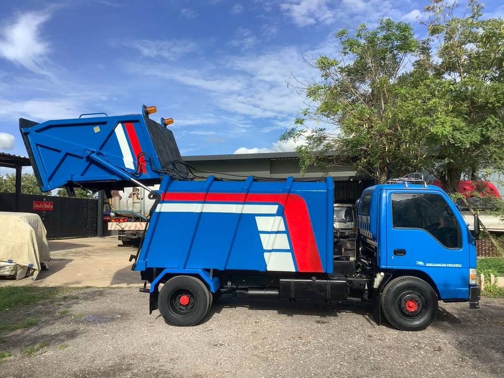 ISUZU Npr 130แรงม้า รถบรรทุก 6ล้อ บรรทุกขยะ ปี2000 ISUZU Npr 130แรงม้า รถบรรทุก 6ล้อ บรรทุกขยะ ปี2000
