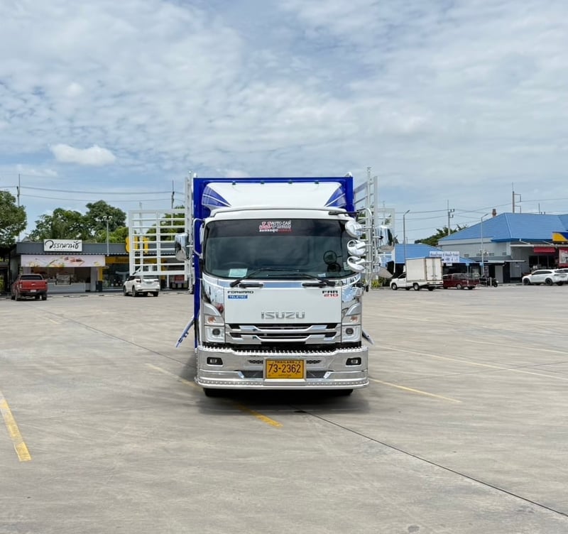 ISUZU.FRR 210 แรงกะบะเหล็กเปิดข้างได้รอบความยาวใน 6.50 เมตร ยางใหม่ 6 เส้น ล้อชุบ  กระจกไฟฟ้าไฟหน้าโปรเจ็คเตอร  จดทะเบียนปี2566 ราคา 1,340,000 บาท