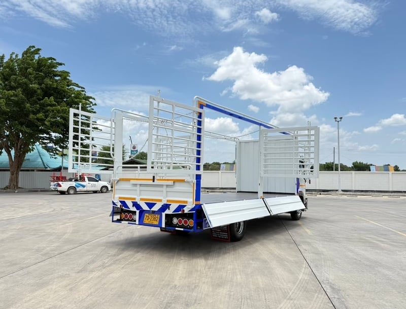 ISUZU.FRR 210 แรงกะบะเหล็กเปิดข้างได้รอบความยาวใน 6.50 เมตร ยางใหม่ 6 เส้น ล้อชุบ  กระจกไฟฟ้าไฟหน้าโปรเจ็คเตอร  จดทะเบียนปี2566 ราคา 1,340,000 บาท