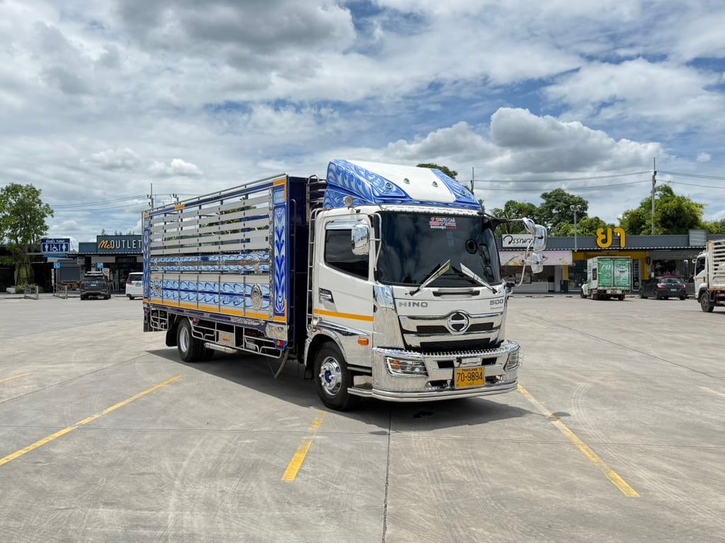 HINO NEW FC9J 210 เเรง กะบะปีเนียมพร้อมคอกพื้นสเเตนเหล็ดยาวใน 6.46 กว้างใน 225 สูงใน 195 เมตร จดทะเบียนปี 2565 ราคา 1,150,000 บาท HINO NEW FC9J 210 เเรง กะบะปีเนียมพร้อมคอกพื้นสเเตนเหล็ดยาวใน 6.46 กว้างใน 225 สูงใน 195 เมตร จดทะเบียนปี 2565 ราคา 1,150,000 บาท