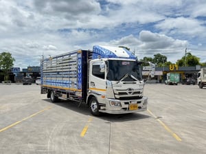 HINO NEW FC9J 210 เเรง กะบะปีเนียมพร้อมคอกพื้นสเเตนเหล็ดยาวใน 6.46 กว้างใน 225 สูงใน 195 เมตร   จดทะเบียนปี 2565  ราคา 1,150,000 บาท