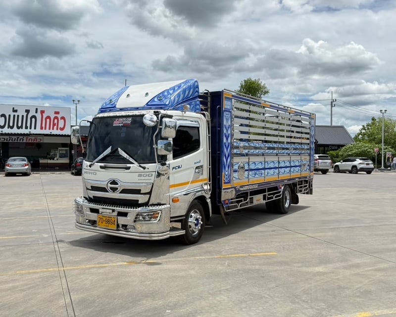 HINO NEW FC9J 210 เเรง กะบะปีเนียมพร้อมคอกพื้นสเเตนเหล็ดยาวใน 6.46 กว้างใน 225 สูงใน 195 เมตร   จดทะเบียนปี 2565  ราคา 1,150,000 บาท