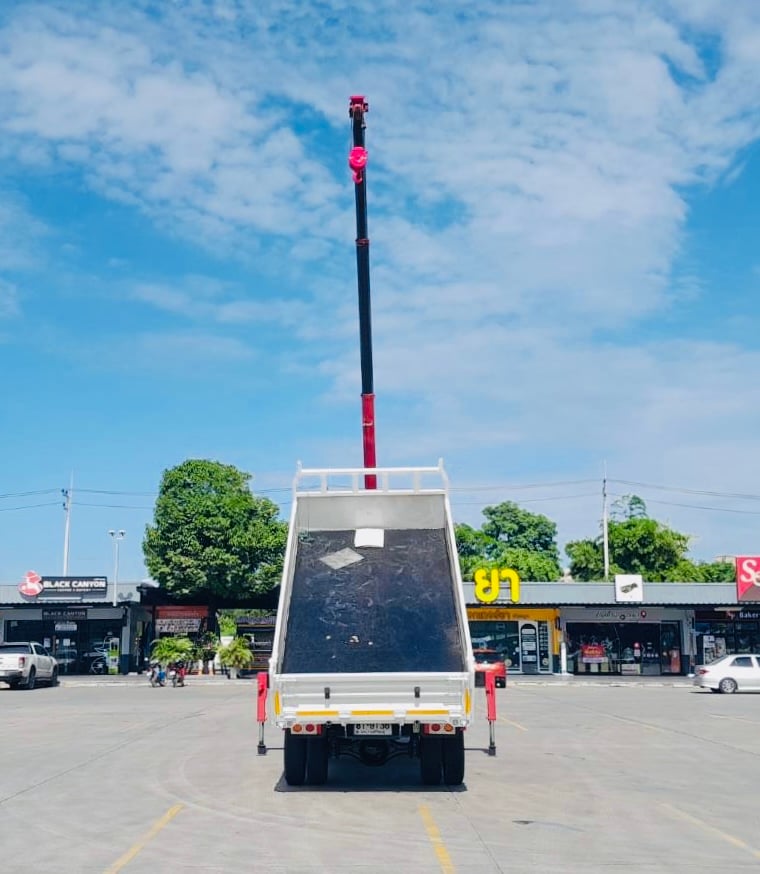 ISUZU FRR 190 แรง ติดเครน UNIC 3 ตัน 3 ปลอก ดั้มยาวใน 4.40 เมตร   กเลขไมล์ 30,573 กิโลเมตร จดทะเบียนปี2566 ราคา 1,490,000 บาท