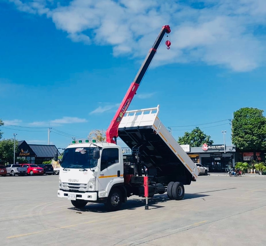 ISUZU FRR 190 แรง ติดเครน UNIC 3 ตัน 3 ปลอก ดั้มยาวใน 4.40 เมตร   กเลขไมล์ 30,573 กิโลเมตร จดทะเบียนปี2566 ราคา 1,490,000 บาท