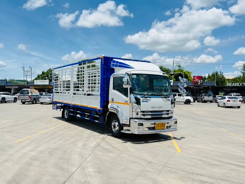ISUZU.FRR 210 แรงกะบะเหล็กเปิดข้างได้รอบความยาวใน 6.50 เมตร ยางใหม่ 6 เส้น ล้อชุบ  กระจกไฟฟ้าไฟหน้าโปรเจ็คเตอร  จดทะเบียนปี2566 ราคา 1,190,000 บาท
