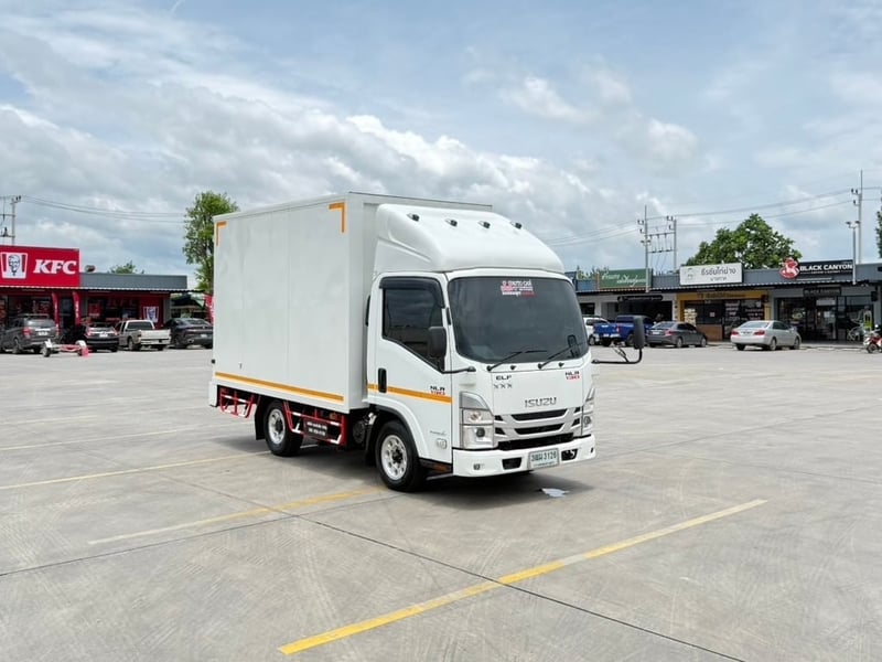 ISUZU NLR 130 เเรง ตู้เเห้ง 2 บาน ยาวใน 3.30 กว้างใน 1.79 สูงใน 2.10 เมตร  เลขไมล์ 79,877กิโลเมตร จดทะเบียนธันวาคมปี2565 ราคา 780,000 บาท