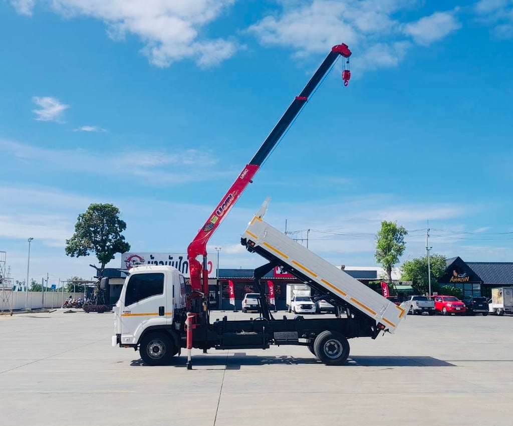 ISUZU FRR 190 แรง ติดเครน UNIC 3 ตัน 3 ปลอก ดั้มยาวใน 4.40 เมตร   กเลขไมล์ 30,573 กิโลเมตร จดทะเบียนปี2566 ราคา 1,490,000 บาท