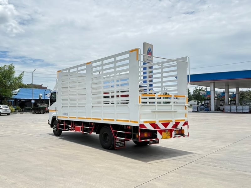 ISUZU FRR 190 เเรง  เลขไมล์ 29,575  กิโลเมตร กะบะเหล็กพร้อมคอก 5.60 เมตร  จดทะเบียนปี2561  ราคา 899,000 บาท 