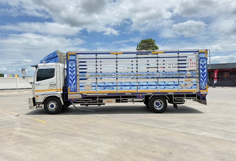 HINO NEW FC9J 210 เเรง กะบะปีเนียมพร้อมคอกพื้นสเเตนเหล็ดยาวใน 6.46 กว้างใน 225 สูงใน 195 เมตร   จดทะเบียนปี 2565  ราคา 1,150,000 บาท