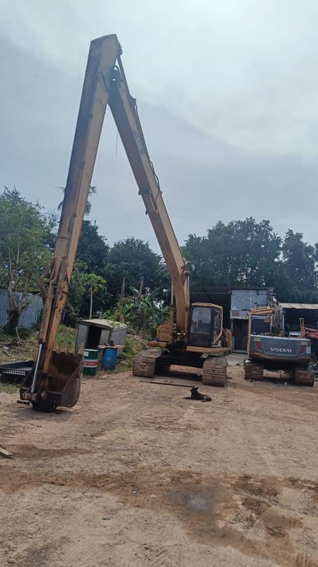 ต้่องการขายรถขุดบูมยาว 18 เมตร  CAT 322BL ขายตามสภาพสนใจดูรถได้ที่บ่อวิน