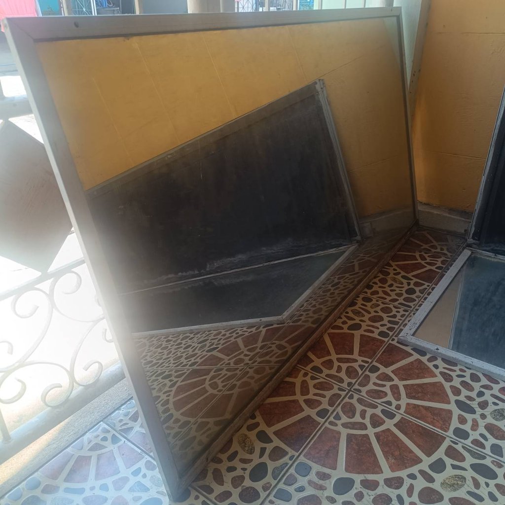 กระจกสะท้อนแสงขนาดกว้าง 60 ซม. x ยาว 2 เมตร เท่ากัน 2 แผ่น