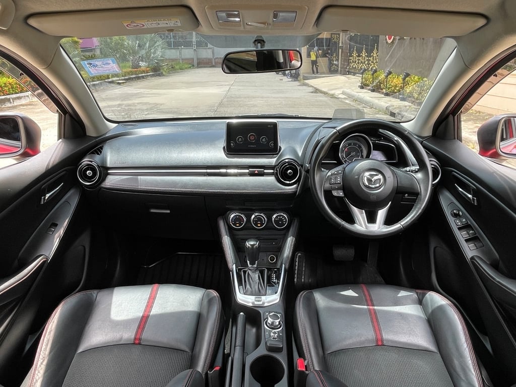 MAZDA 2 1.3 SKYACTIVE SPORT HIGH PLUS ปี 2015 สภาพนางฟ้า