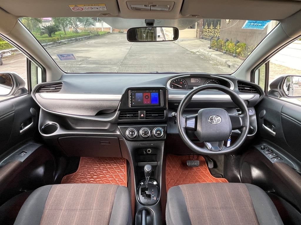 TOYOTA SIENTA 1.5 G ปี 2017  AUTO 7 SPEED สภาพนางฟ้า