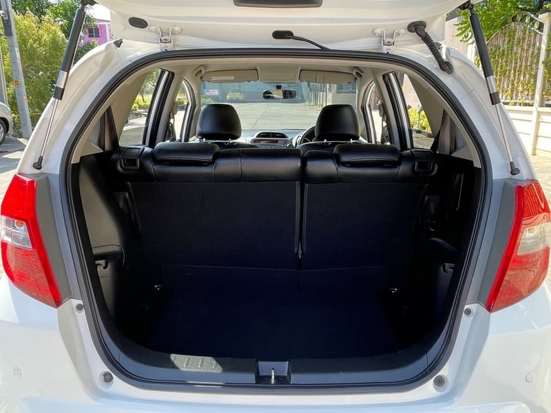 HONDA JAZZ 1.5 V (MNC) โฉมGE ปี 2013 AUTO สภาพนางฟ้า