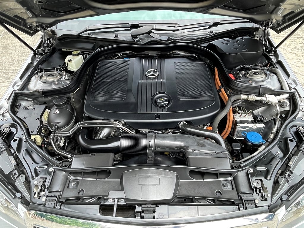 MERCEDES BENZ E300 2.2 BLUETEC HYBRID EXECUTIVE ปี 2015 สภาพนางฟ้า