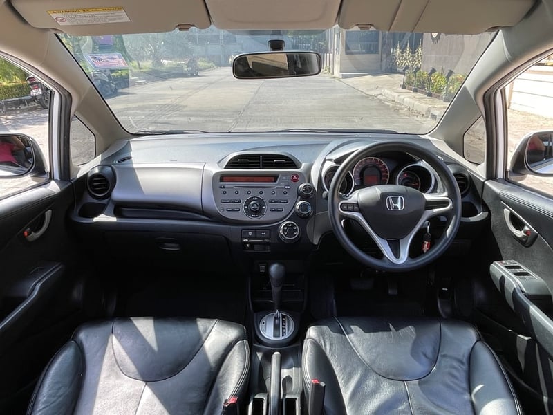 HONDA JAZZ 1.5 V (MNC) โฉมGE ปี 2013 AUTO สภาพนางฟ้า