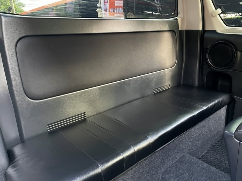 TOYOTA HILUX REVO SMART CAB 2.4 ENTRY PRERUNNER ปี 2023 เกียร์AUTO สภาพป้ายแดง