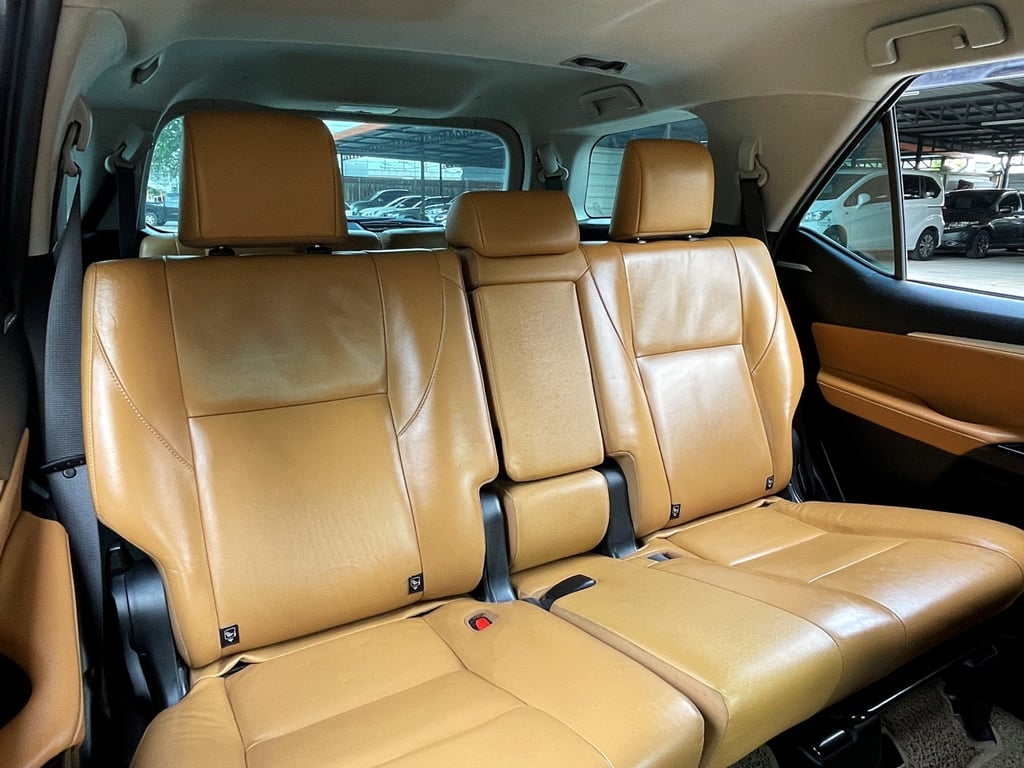 TOYOTA FORTUNER 2.8 V 4WD ปี 2015 จดปี 2018 เกียร์AUTO 4X4 สภาพนางฟ้า