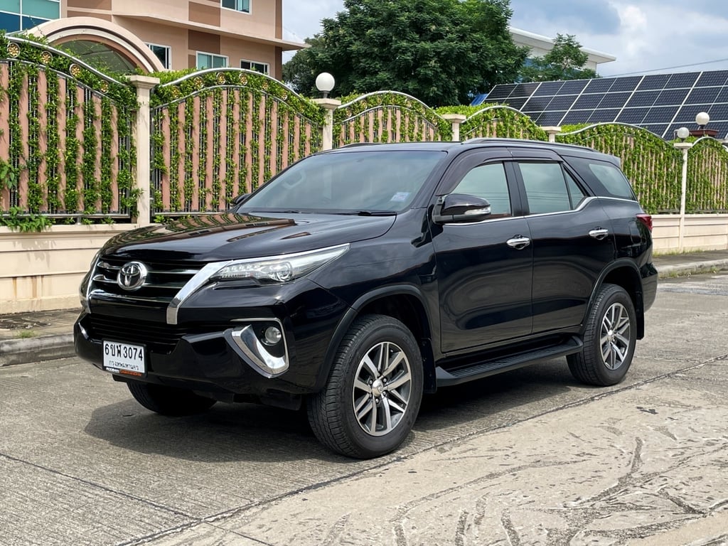 TOYOTA FORTUNER 2.8 V 4WD ปี 2015 จดปี 2018 เกียร์AUTO 4X4 สภาพนางฟ้า