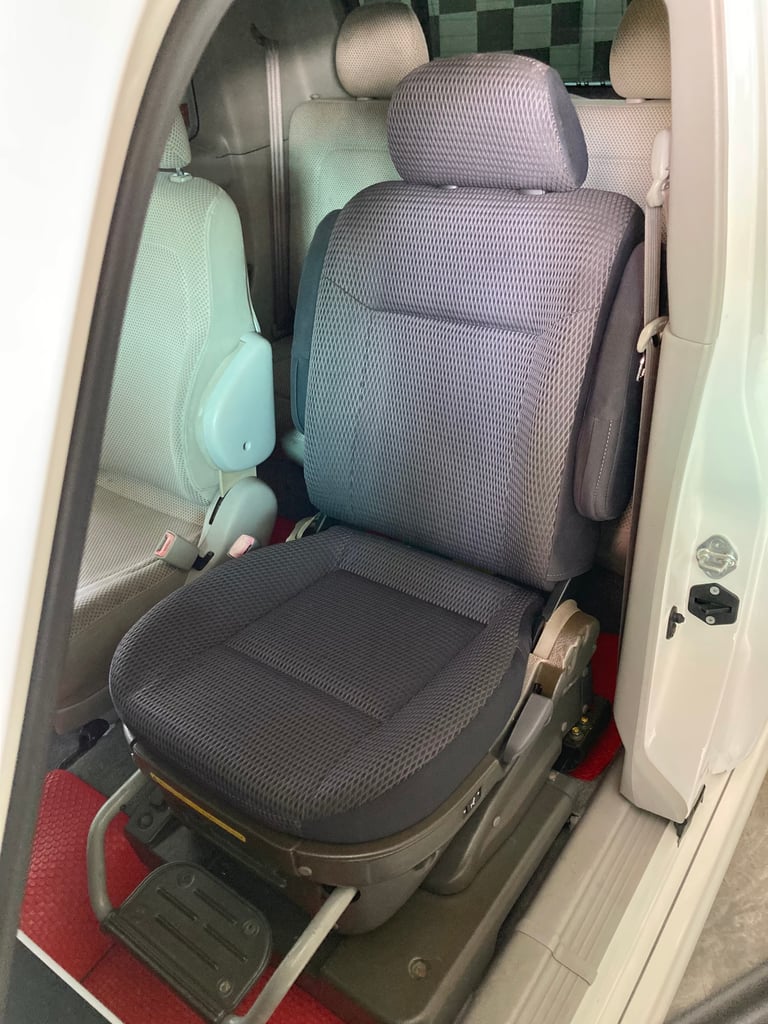 ขายเบาะไฟฟ้าด้านซ้ายยกขึ้นลงของรถยนต์ TOYOTA รุ่น BB กระบะตรงรุ่น NQC31 ปี 2000 นำเข้าจากญี่ปุ่น