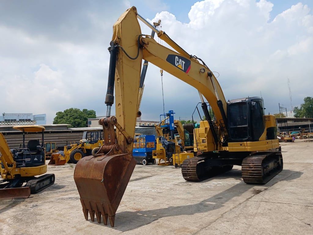 CAT320D  นำเข้าจากญี่ปุ่น สภาพพร้อมใช้งาน สนใจโทร. 089-0050007 คุณชญานิน หรือ Add LINE ID @sangenjp www.sangenjp.com www.nmc99.com
