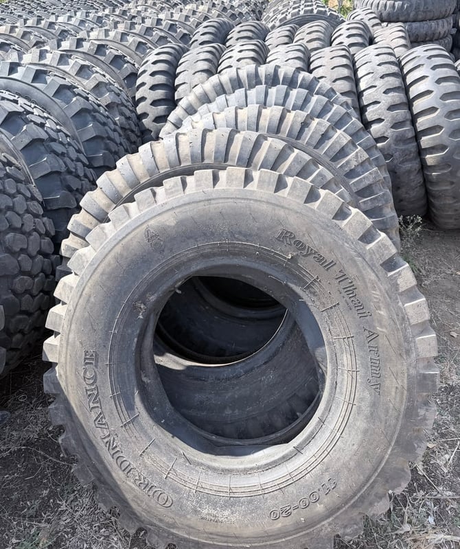 ยางรถบรรทุก ทหารขนาด 11.00-20 (Royal Thai Army 11.00-20)  ยางเปอร์เซ็นต์ 11.00-20 สภาพ 90%