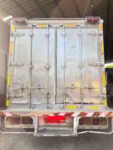 ขาย 6 ล้อตู้เย็น Hino 4.2 เมตร ขาย 6 ล้อตู้เย็น Hino 4.2 เมตร