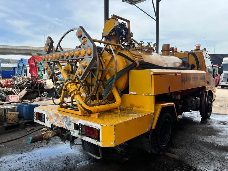 รถหกล้อดูดสิ่งปฎิกูลส้วมไขมันเครื่อง136แรง รถหกล้อดูดสิ่งปฎิกูลส้วมไขมันเครื่อง136แรง