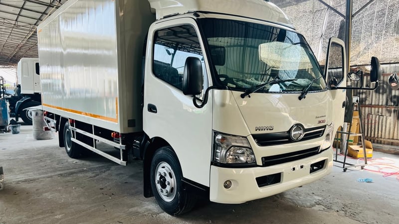 รถบรรทุกหกล้อตู้เย็นฮีโน่ 150 แรงสภาพพร้อมใช้งาน