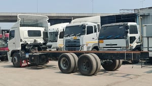 HINO VICTOR 260 แรงม้า (ปี 2560) - สภาพสวย พร้อมลุยงาน! 🚛​รถสิบล้อเพลาเดียว (หัวแชสซี) มีให้เลือกหลายคัน