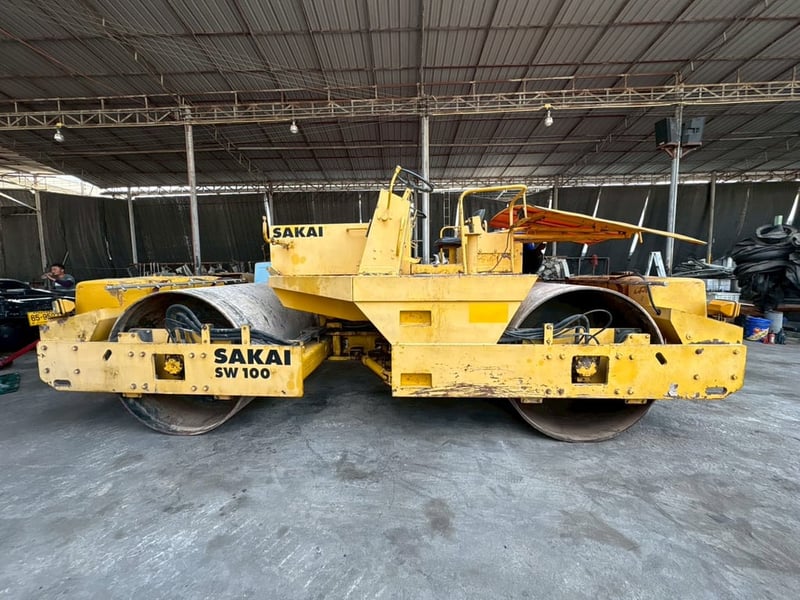 รถบดล้อเหล็ก SAKAI sw 100 สั่นสะเทือน รถบดล้อเหล็ก SAKAI sw 100 สั่นสะเทือน