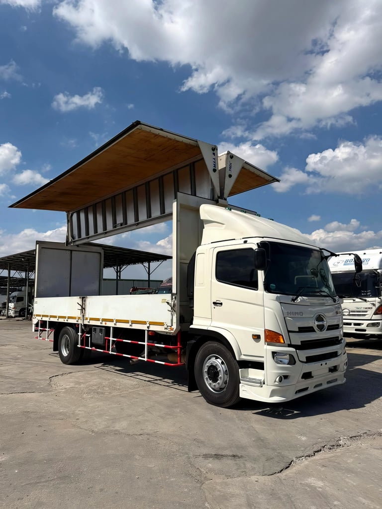 หกล้อตู้ปีกนก HINO VICTOR 240 แรงม้า ปี59 