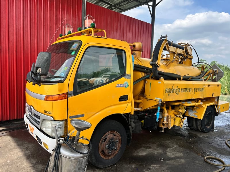 รถหกล้อดูดสิ่งปฎิกูลส้วมไขมันเครื่อง136แรง รถหกล้อดูดสิ่งปฎิกูลส้วมไขมันเครื่อง136แรง