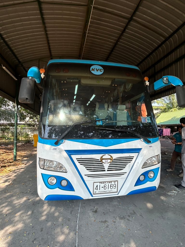 รถบัสแอร์18ที่นั่งพร้อมด้านท้ายห้องเก็บสินต้าติดแอร์ยาว3เมตรพร้อมลิฟท์ท้าย รถบัสแอร์18ที่นั่งพร้อมด้านท้ายห้องเก็บสินต้าติดแอร์ยาว3เมตรพร้อมลิฟท์ท้าย