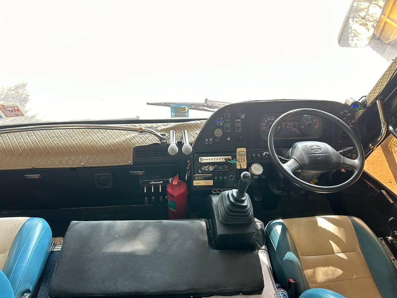 รถบัสแอร์18ที่นั่งพร้อมด้านท้ายห้องเก็บสินต้าติดแอร์ยาว3เมตรพร้อมลิฟท์ท้าย รถบัสแอร์18ที่นั่งพร้อมด้านท้ายห้องเก็บสินต้าติดแอร์ยาว3เมตรพร้อมลิฟท์ท้าย