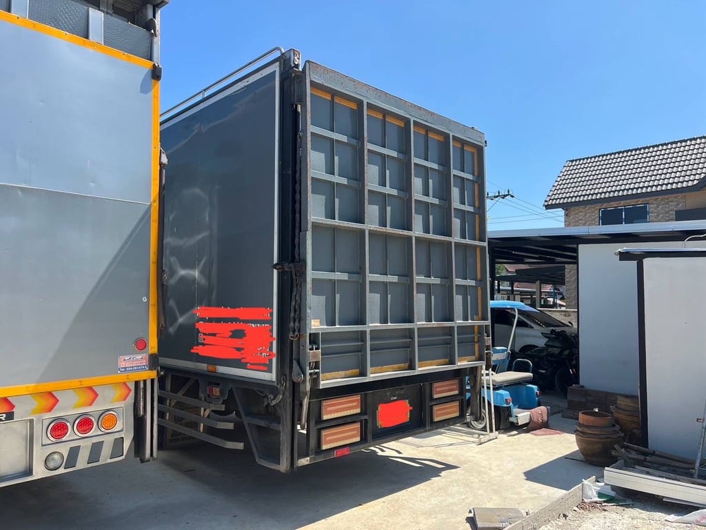 หกล้ออีซูซุFRR210ปี65ตู่บรรทุกมอไซด์มีลิฟท์ท้าย