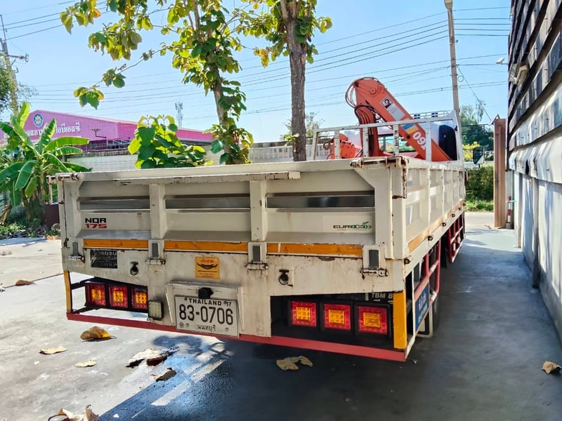 ISUZU NQR 175แรงม้า รถบรรทุก 6ล้อ กระบะเหล็กติดเครน ปี2014