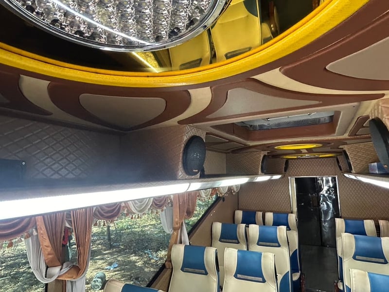 รถบัสแอร์18ที่นั่งพร้อมด้านท้ายห้องเก็บสินต้าติดแอร์ยาว3เมตรพร้อมลิฟท์ท้าย รถบัสแอร์18ที่นั่งพร้อมด้านท้ายห้องเก็บสินต้าติดแอร์ยาว3เมตรพร้อมลิฟท์ท้าย