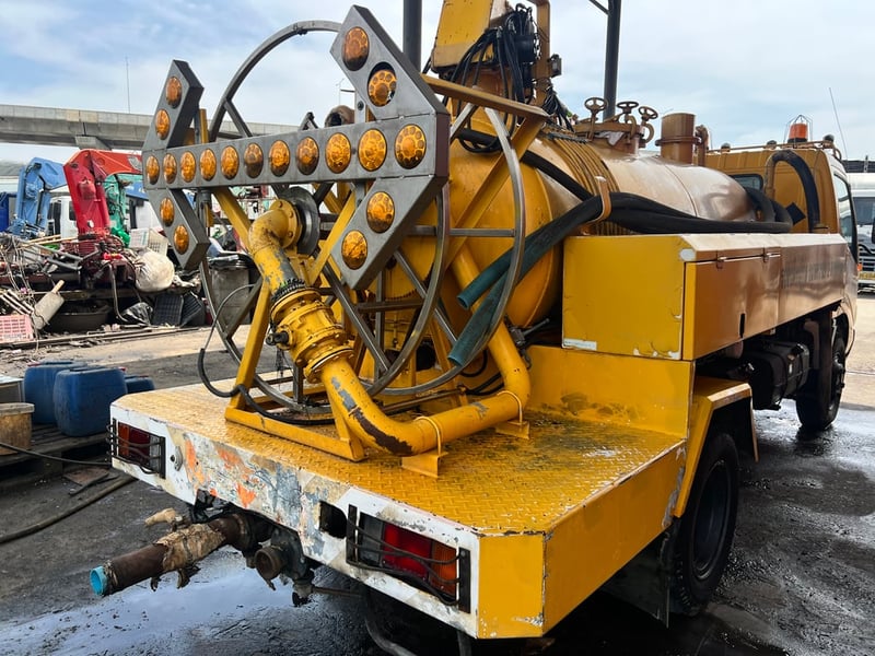 รถหกล้อดูดสิ่งปฎิกูลส้วมไขมันเครื่อง136แรง รถหกล้อดูดสิ่งปฎิกูลส้วมไขมันเครื่อง136แรง