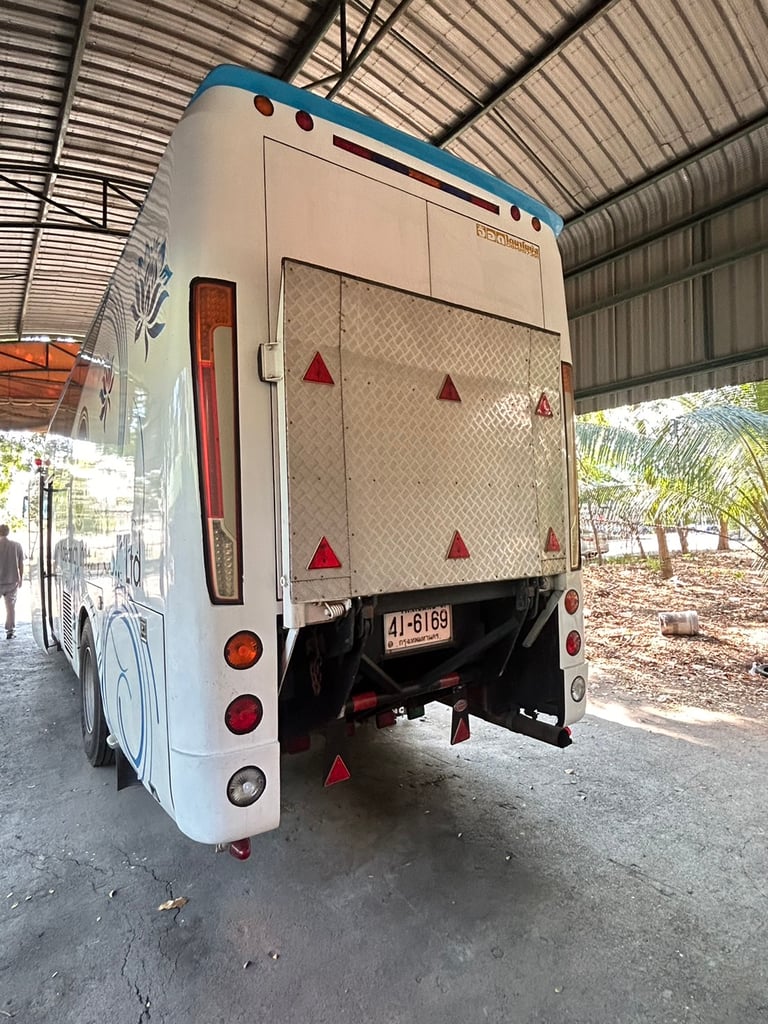 รถบัสแอร์18ที่นั่งพร้อมด้านท้ายห้องเก็บสินต้าติดแอร์ยาว3เมตรพร้อมลิฟท์ท้าย รถบัสแอร์18ที่นั่งพร้อมด้านท้ายห้องเก็บสินต้าติดแอร์ยาว3เมตรพร้อมลิฟท์ท้าย