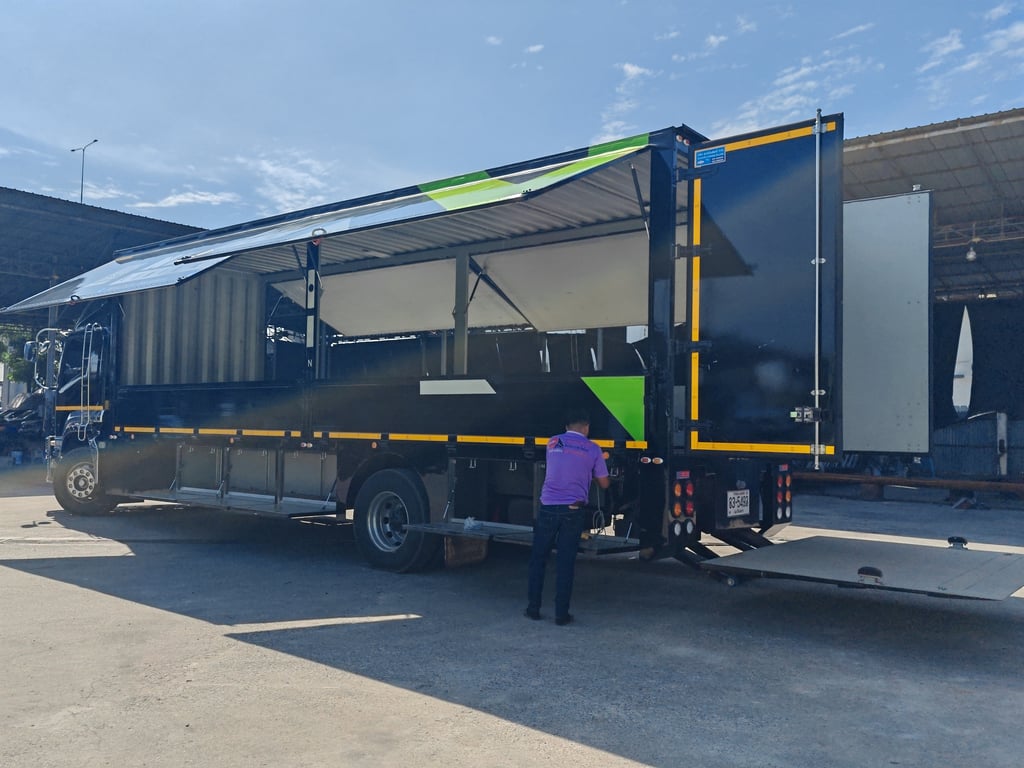 🚚 6 ล้อตู้เปิดข้าง(ปีกนก) ISUZU FTR 240 แรง ปี 65 (พร้อมลิฟท์ท้าย!) 🚚 6 ล้อตู้เปิดข้าง(ปีกนก) ISUZU FTR 240 แรง ปี 65 (พร้อมลิฟท์ท้าย!)