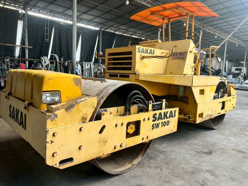 รถบดล้อเหล็ก SAKAI sw 100 สั่นสะเทือน รถบดล้อเหล็ก SAKAI sw 100 สั่นสะเทือน