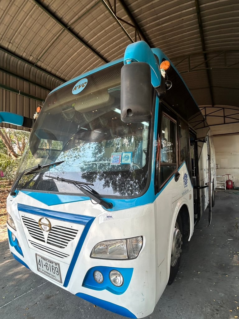 รถบัสแอร์18ที่นั่งพร้อมด้านท้ายห้องเก็บสินต้าติดแอร์ยาว3เมตรพร้อมลิฟท์ท้าย รถบัสแอร์18ที่นั่งพร้อมด้านท้ายห้องเก็บสินต้าติดแอร์ยาว3เมตรพร้อมลิฟท์ท้าย