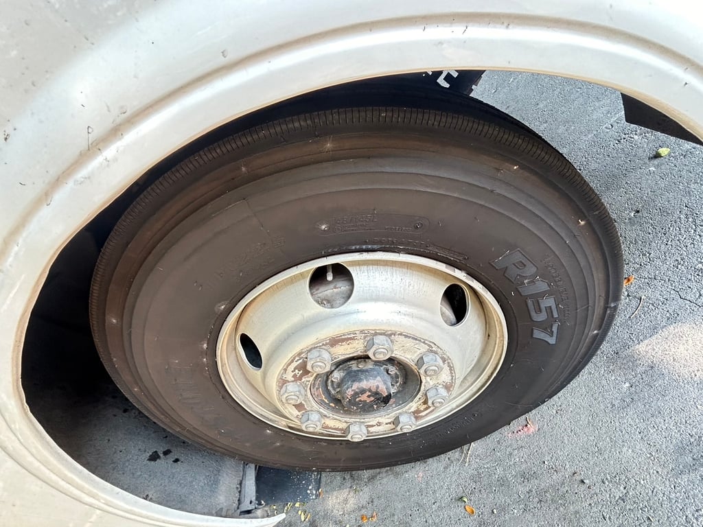 รถบัสแอร์18ที่นั่งพร้อมด้านท้ายห้องเก็บสินต้าติดแอร์ยาว3เมตรพร้อมลิฟท์ท้าย รถบัสแอร์18ที่นั่งพร้อมด้านท้ายห้องเก็บสินต้าติดแอร์ยาว3เมตรพร้อมลิฟท์ท้าย